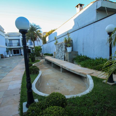 Casa de condomínio à venda com 392m², 4 quartos e 6 vagas Casa de condomínio à venda com 392m², 4 quartos e 6 vagasÁrea Externa