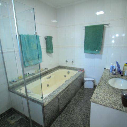 Casa de condomínio à venda com 392m², 4 quartos e 6 vagas Casa de condomínio à venda com 392m², 4 quartos e 6 vagasBanheiro da Suíte 1