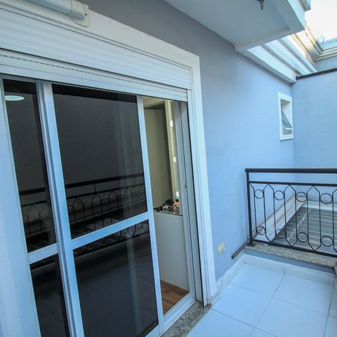 Casa de condomínio à venda com 392m², 4 quartos e 6 vagas Casa de condomínio à venda com 392m², 4 quartos e 6 vagasVaranda da suíte 2