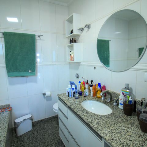 Casa de condomínio à venda com 392m², 4 quartos e 6 vagas Casa de condomínio à venda com 392m², 4 quartos e 6 vagasBanheiro da Suíte 1