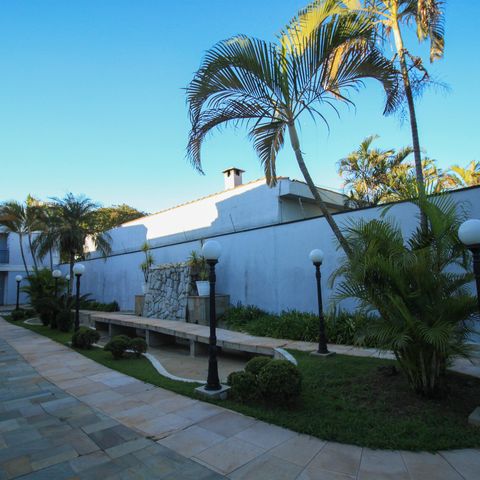 Casa de condomínio à venda com 392m², 4 quartos e 6 vagas Casa de condomínio à venda com 392m², 4 quartos e 6 vagasÁrea Externa