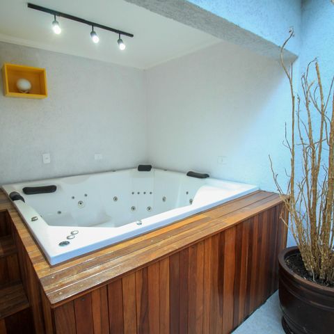 Casa de condomínio à venda com 392m², 4 quartos e 6 vagas Casa de condomínio à venda com 392m², 4 quartos e 6 vagasÁrea Externa