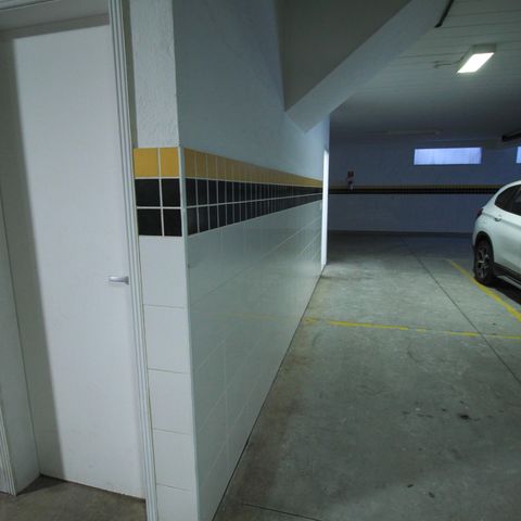Casa de condomínio à venda com 392m², 4 quartos e 6 vagas Casa de condomínio à venda com 392m², 4 quartos e 6 vagasGaragem