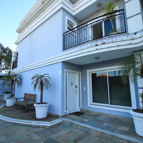 Casa de condomínio à venda com 392m², 4 quartos e 6 vagas Casa de condomínio à venda com 392m², 4 quartos e 6 vagasÁrea Externa