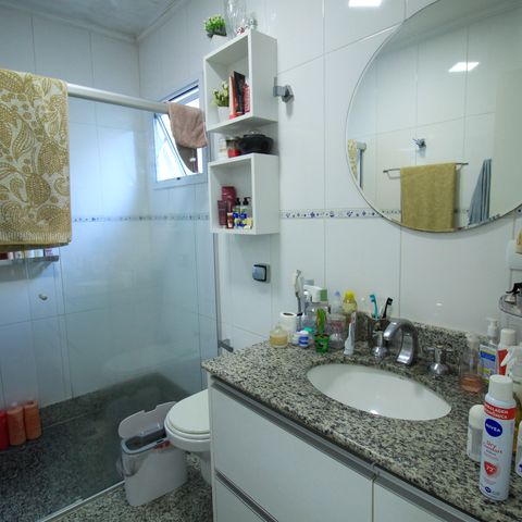 Casa de condomínio à venda com 392m², 4 quartos e 6 vagas Casa de condomínio à venda com 392m², 4 quartos e 6 vagasBanheiro da Suíte 2