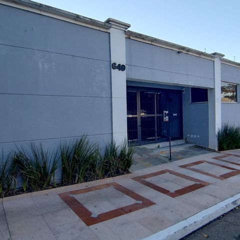 Casa de condomínio à venda com 392m², 4 quartos e 6 vagas Casa de condomínio à venda com 392m², 4 quartos e 6 vagasFachada
