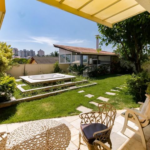 Casa à venda com 463m², 4 quartos e 6 vagas Casa à venda com 463m², 4 quartos e 6 vagasQuintal