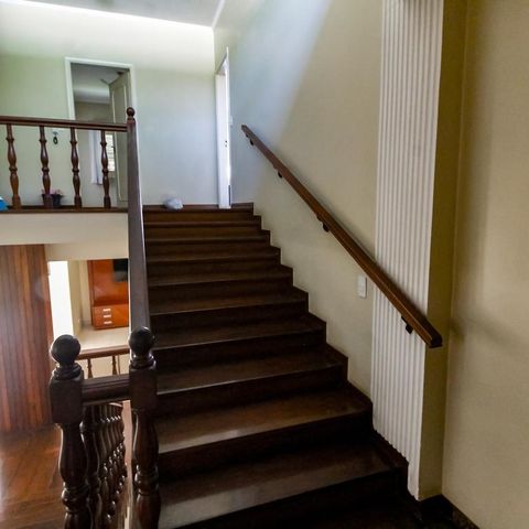 Casa à venda com 463m², 4 quartos e 6 vagas Casa à venda com 463m², 4 quartos e 6 vagasEscada acesso
