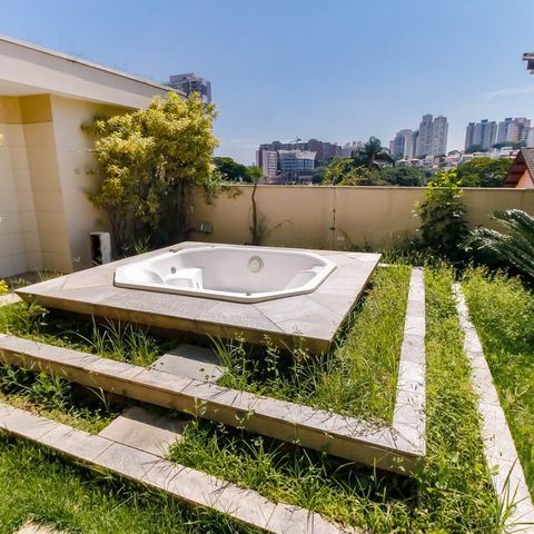 Casa à venda com 463m², 4 quartos e 6 vagas Casa à venda com 463m², 4 quartos e 6 vagasOfurô