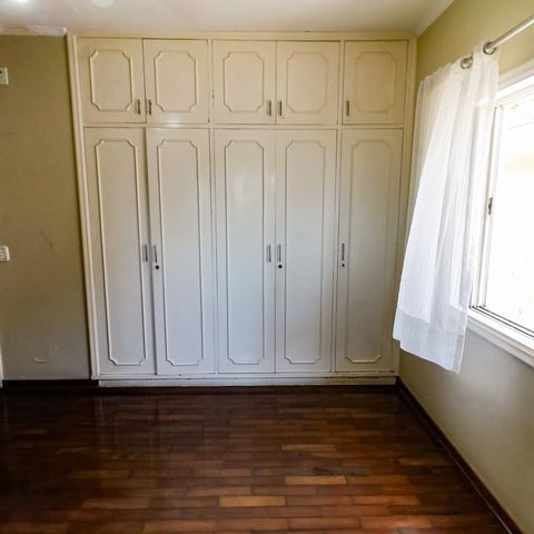Casa à venda com 463m², 4 quartos e 6 vagas Casa à venda com 463m², 4 quartos e 6 vagasSuíte 2 - armários