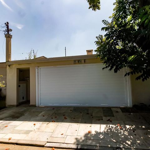Casa à venda com 463m², 4 quartos e 6 vagas Casa à venda com 463m², 4 quartos e 6 vagasFachada