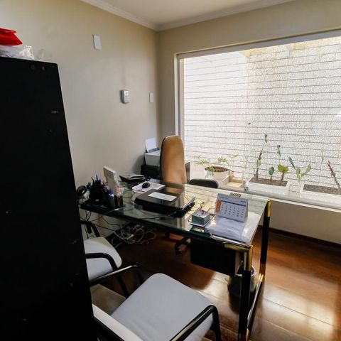 Casa à venda com 463m², 4 quartos e 6 vagas Casa à venda com 463m², 4 quartos e 6 vagasEscritório