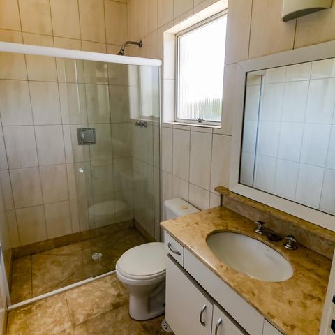 Casa à venda com 463m², 4 quartos e 6 vagas Casa à venda com 463m², 4 quartos e 6 vagasBanheiro da Suíte 1