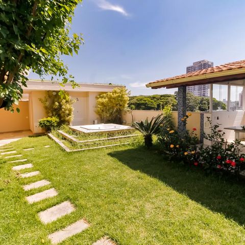 Casa à venda com 463m², 4 quartos e 6 vagas Casa à venda com 463m², 4 quartos e 6 vagasQuintal
