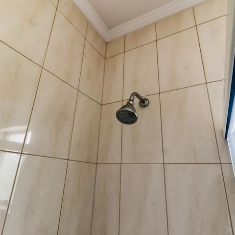 Casa à venda com 463m², 4 quartos e 6 vagas Casa à venda com 463m², 4 quartos e 6 vagasBanheiro da Suíte 1 - chuveiro