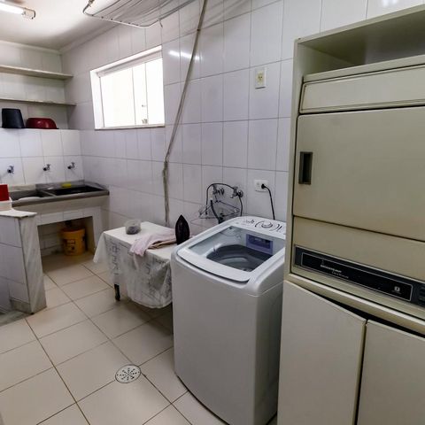 Casa à venda com 463m², 4 quartos e 6 vagas Casa à venda com 463m², 4 quartos e 6 vagasÁrea de Serviço