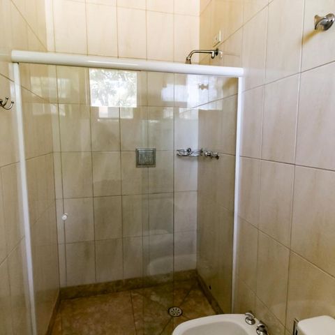 Casa à venda com 463m², 4 quartos e 6 vagas Casa à venda com 463m², 4 quartos e 6 vagasBanheiro da Suíte 3