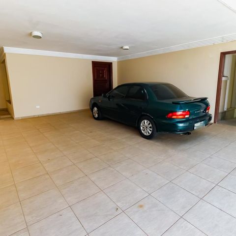 Casa à venda com 463m², 4 quartos e 6 vagas Casa à venda com 463m², 4 quartos e 6 vagasGaragem