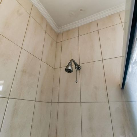 Casa à venda com 463m², 4 quartos e 6 vagas Casa à venda com 463m², 4 quartos e 6 vagasBanheiro da Suíte 2 - chuveiro