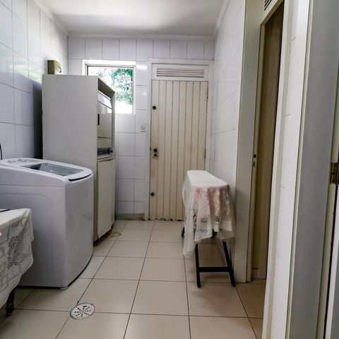 Casa à venda com 463m², 4 quartos e 6 vagas Casa à venda com 463m², 4 quartos e 6 vagasÁrea de Serviço