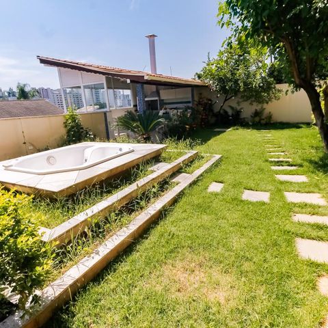 Casa à venda com 463m², 4 quartos e 6 vagas Casa à venda com 463m², 4 quartos e 6 vagasQuintal
