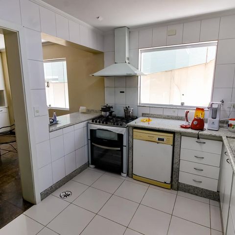 Casa à venda com 463m², 4 quartos e 6 vagas Casa à venda com 463m², 4 quartos e 6 vagasCozinha