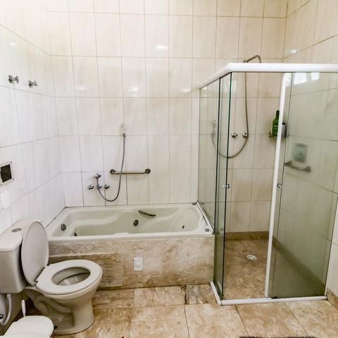 Casa à venda com 463m², 4 quartos e 6 vagas Casa à venda com 463m², 4 quartos e 6 vagasBanheiro da Suíte 4