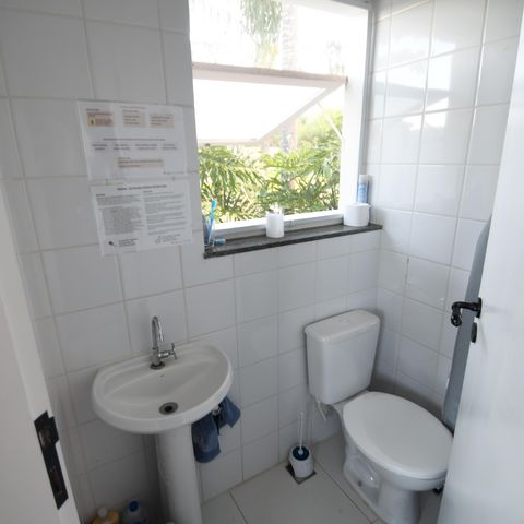 Casa de condomínio à venda com 398m², 4 quartos e 6 vagasBanheiro de serviço