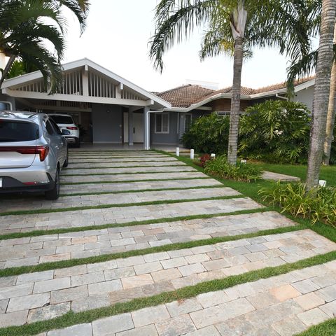 Casa de condomínio à venda com 398m², 4 quartos e 6 vagasFachada
