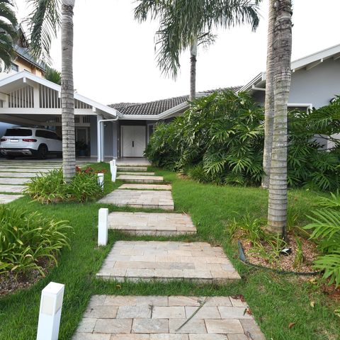 Casa de condomínio à venda com 398m², 4 quartos e 6 vagasFachada