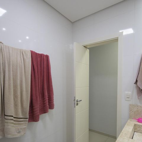 Casa à venda com 140m², 3 quartos e 2 vagas Casa à venda com 140m², 3 quartos e 2 vagasBanheiro