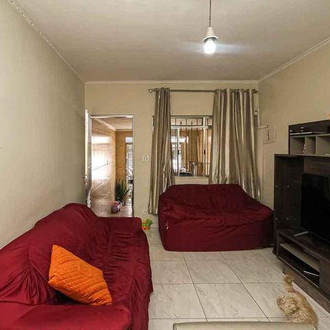 Casa à venda com 68m², 3 quartos e 2 vagas Casa à venda com 68m², 3 quartos e 2 vagasSala