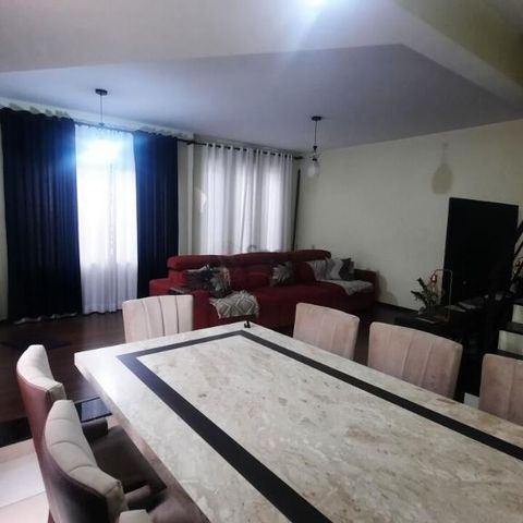Casa à venda com 241m², 3 quartos e 4 vagas
