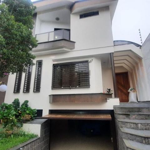 Casa à venda com 241m², 3 quartos e 4 vagas