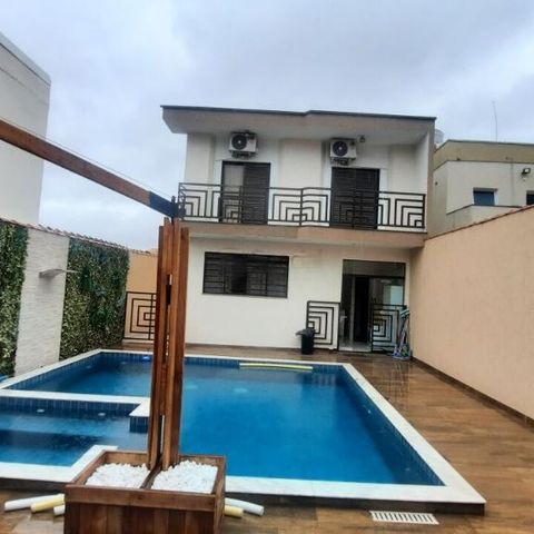 Casa à venda com 241m², 3 quartos e 4 vagas