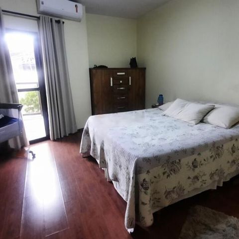Casa à venda com 241m², 3 quartos e 4 vagas