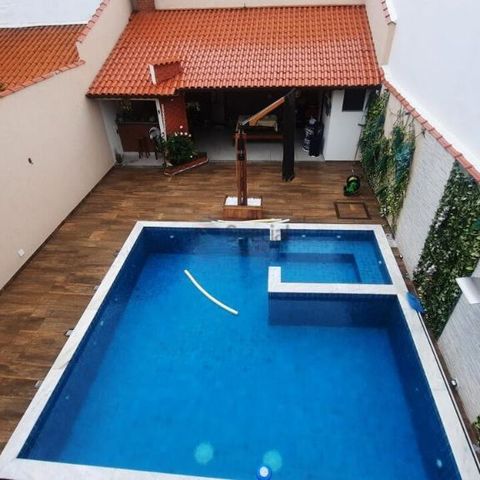 Casa à venda com 241m², 3 quartos e 4 vagas