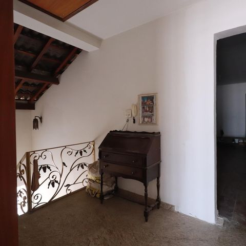 Casa à venda com 560m², 4 quartos e 2 vagasEscada