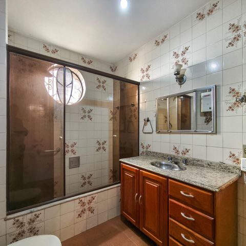 Casa à venda com 253m², 4 quartos e 1 vaga Casa à venda com 253m², 4 quartos e 1 vagaBanheiro Corredor