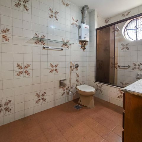 Casa à venda com 253m², 4 quartos e 1 vaga Casa à venda com 253m², 4 quartos e 1 vagaBanheiro Corredor
