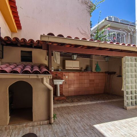 Casa à venda com 253m², 4 quartos e 1 vaga Casa à venda com 253m², 4 quartos e 1 vagaQuintal