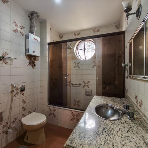 Casa à venda com 253m², 4 quartos e 1 vaga Casa à venda com 253m², 4 quartos e 1 vagaBanheiro Corredor
