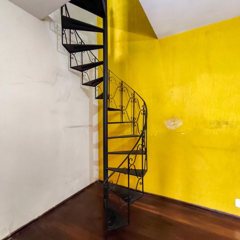 Casa à venda com 253m², 4 quartos e 1 vaga Casa à venda com 253m², 4 quartos e 1 vagaEscada