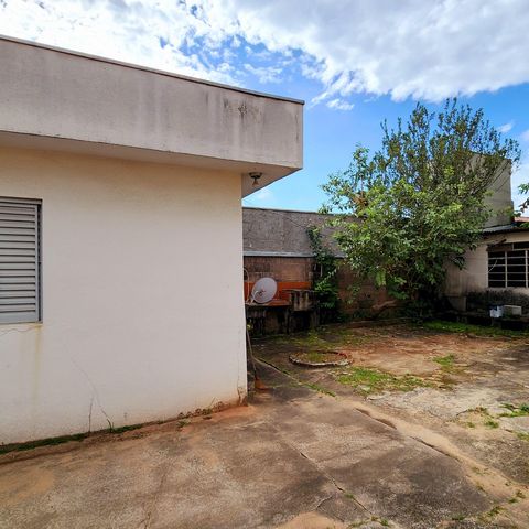 Casa à venda com 360m², 2 quartos e 3 vagas Casa à venda com 360m², 2 quartos e 3 vagasQuintal