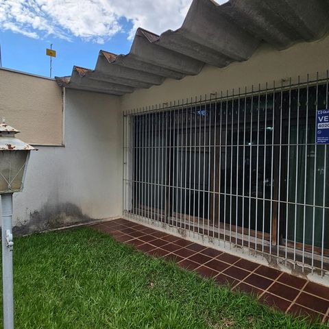 Casa à venda com 360m², 2 quartos e 3 vagas Casa à venda com 360m², 2 quartos e 3 vagasFachada e Plaquinha