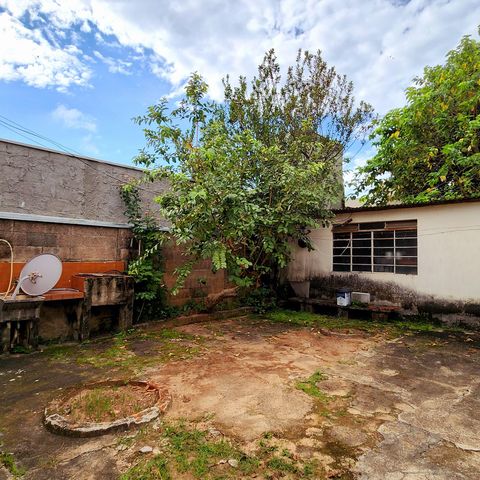 Casa à venda com 360m², 2 quartos e 3 vagas Casa à venda com 360m², 2 quartos e 3 vagasQuintal