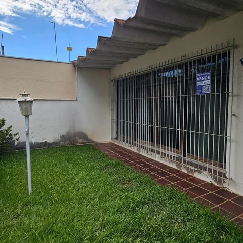 Casa à venda com 360m², 2 quartos e 3 vagas Casa à venda com 360m², 2 quartos e 3 vagasFachada e Plaquinha