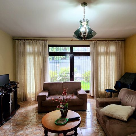 Casa à venda com 360m², 2 quartos e 3 vagas Casa à venda com 360m², 2 quartos e 3 vagasSala