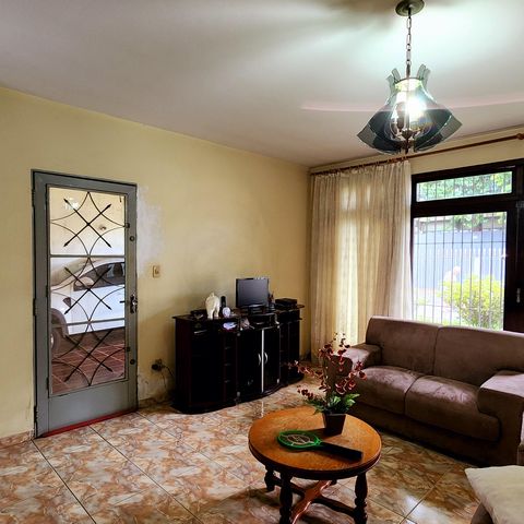 Casa à venda com 360m², 2 quartos e 3 vagas Casa à venda com 360m², 2 quartos e 3 vagasSala