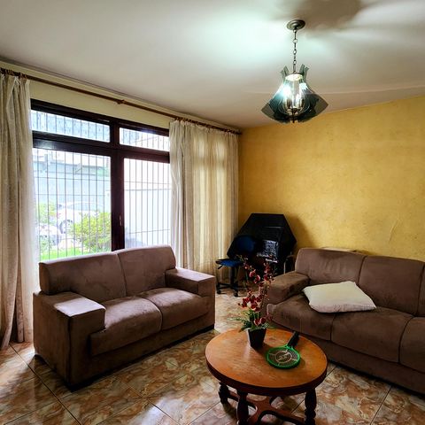 Casa à venda com 360m², 2 quartos e 3 vagas Casa à venda com 360m², 2 quartos e 3 vagasSala